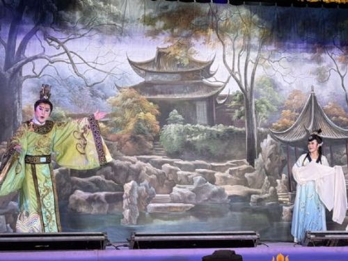 明華園回鄉公演《王子復仇記》吸引上千觀眾看戲